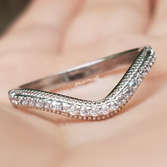 everrealli Jewelry - NEW Silver Diamond Curved Milgrain Band Ring